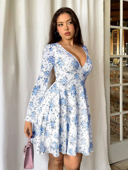 SHEIN Privé Vestido con cuello en V profundo, dobladillo acampanado y volantes con estampado floral para damas