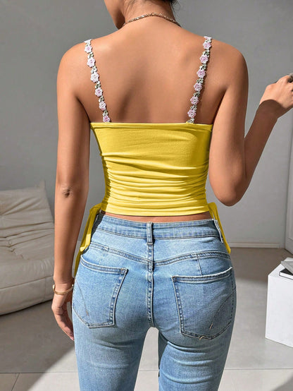SHEIN Relaxiva Camiseta de tirantes con pliegues, cordón y empalme de encaje con aplicación floral