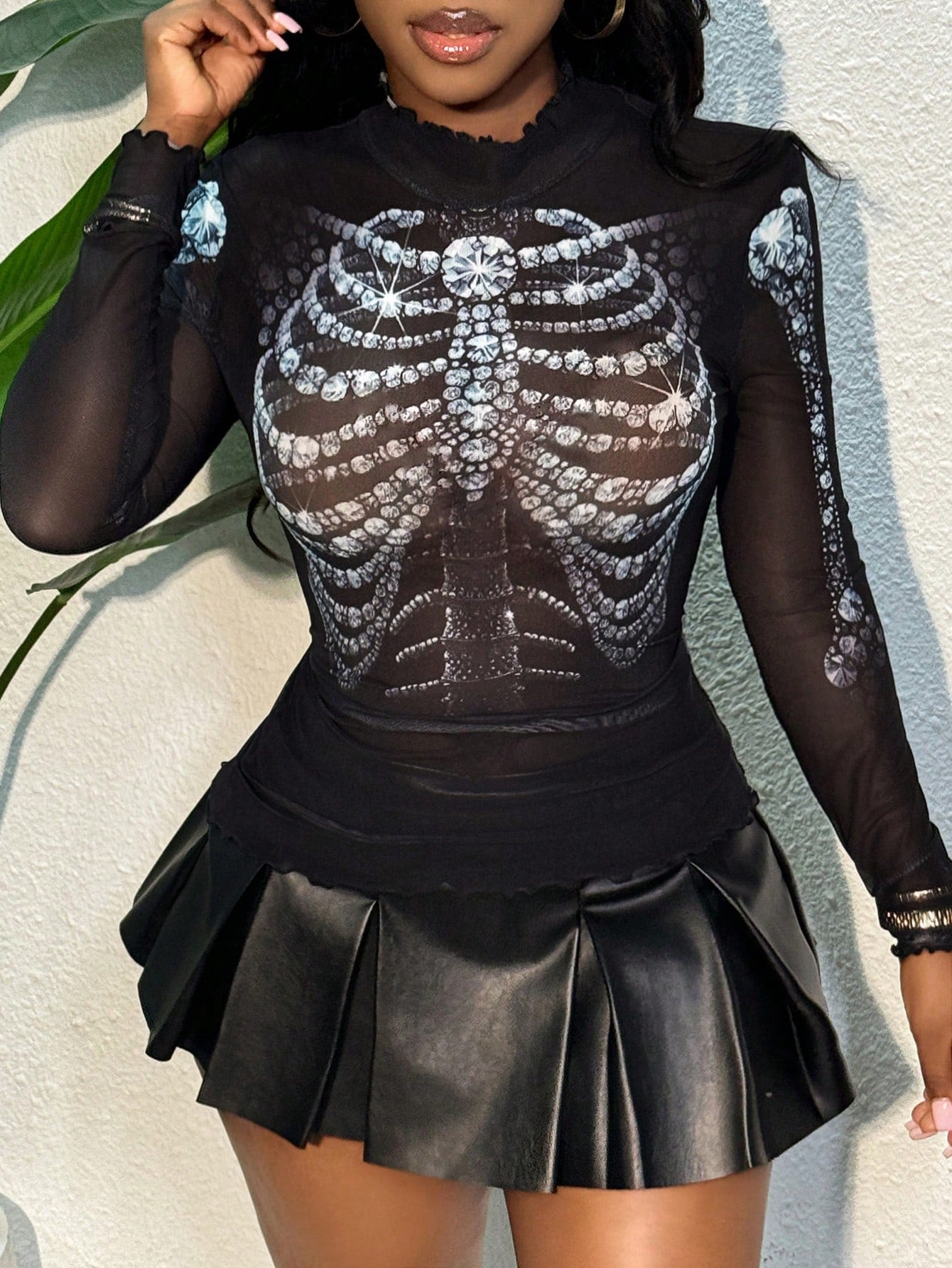 SHEIN SXY Blusa de manga larga para mujer con patrón de calavera y esqueleto de malla semi transparente negra con strass para club nocturno de Halloween