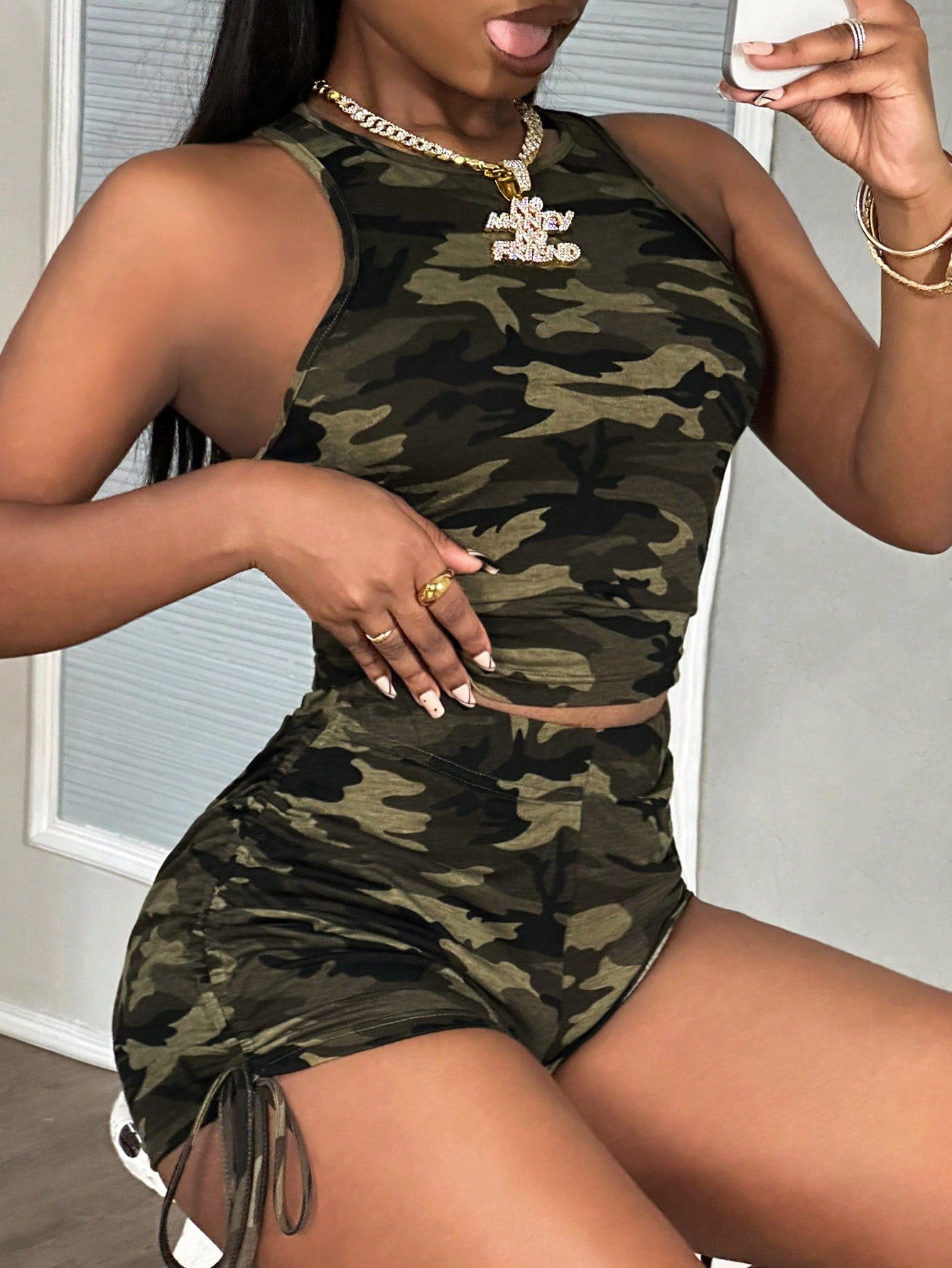 SHEIN Slayr 2 piezas Camiseta de tirantes ajustada de estilo casual callejero y de diario, y pantalones cortos con cordón y fruncidos, estampado de camuflaje, para mujer