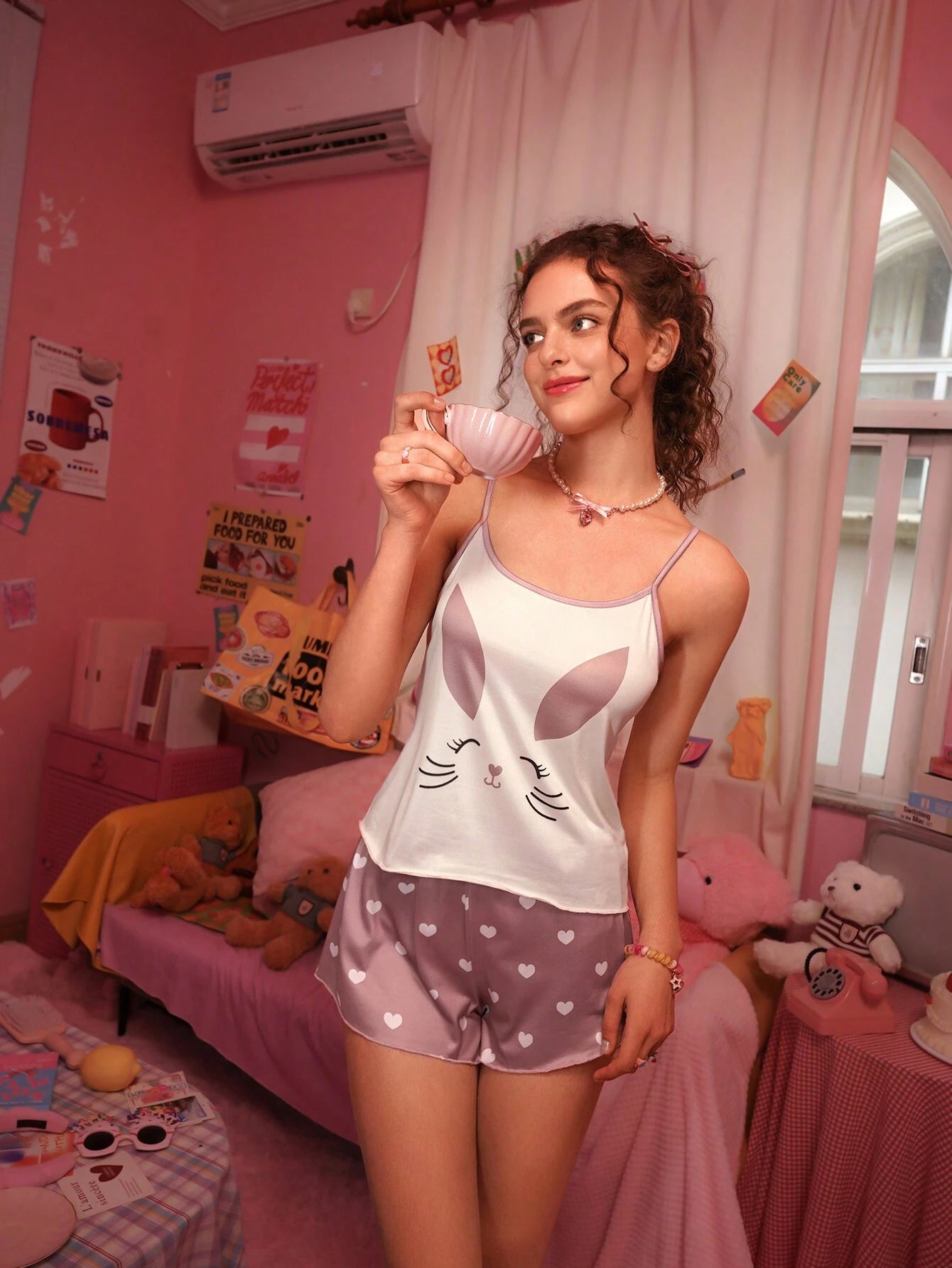 SHEIN SweetSlumber Conjunto de pijama con top tipo camiseta con gráfico de dibujos animados y pantalones cortos con estampado de corazones