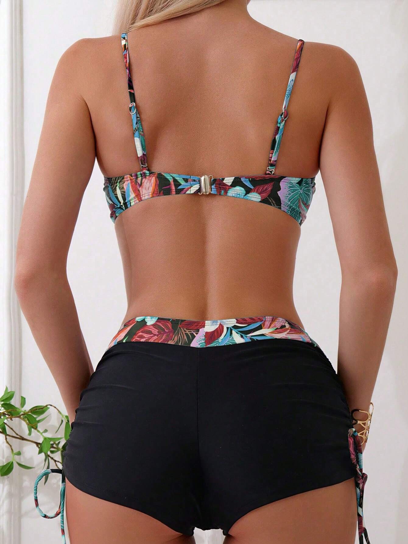 SHEIN Swim Conjunto de bikini con volantes y estampado de plantas tropicales para mujeres de playa de verano con soporte acolchado y con aros y estampado floral aleatorio para vacaciones