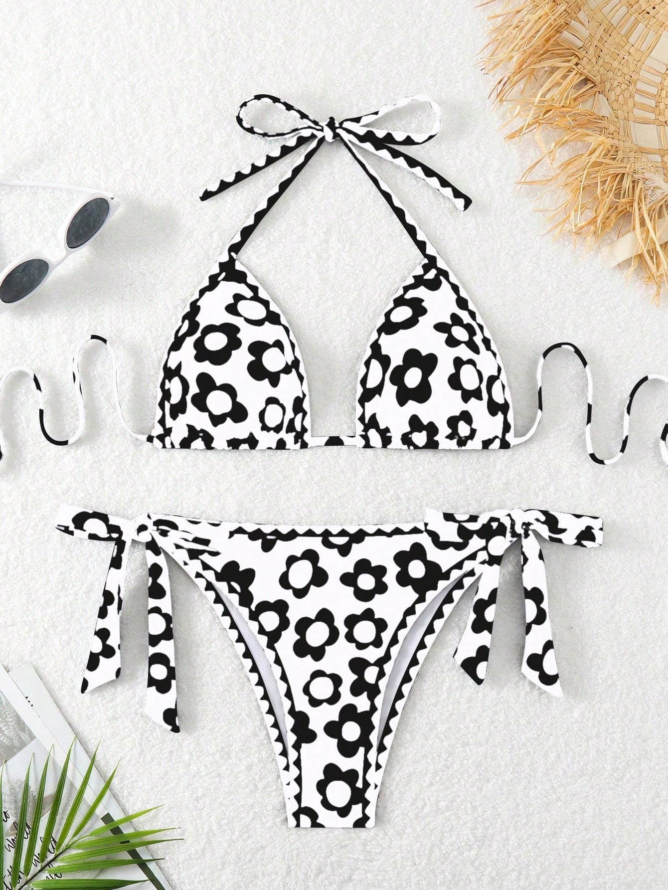 SHEIN Swim Conjunto de bikini para mujer, parte superior con escote halter y espalda descubierta, Bottom anudada a los lados con estampado floral para playa de verano