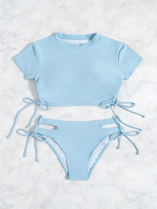 SHEIN Swim Mod Conjunto de bikini unicolor Camiseta de manga corta y traje de baño de 2 piezas con lazo lateral recortado