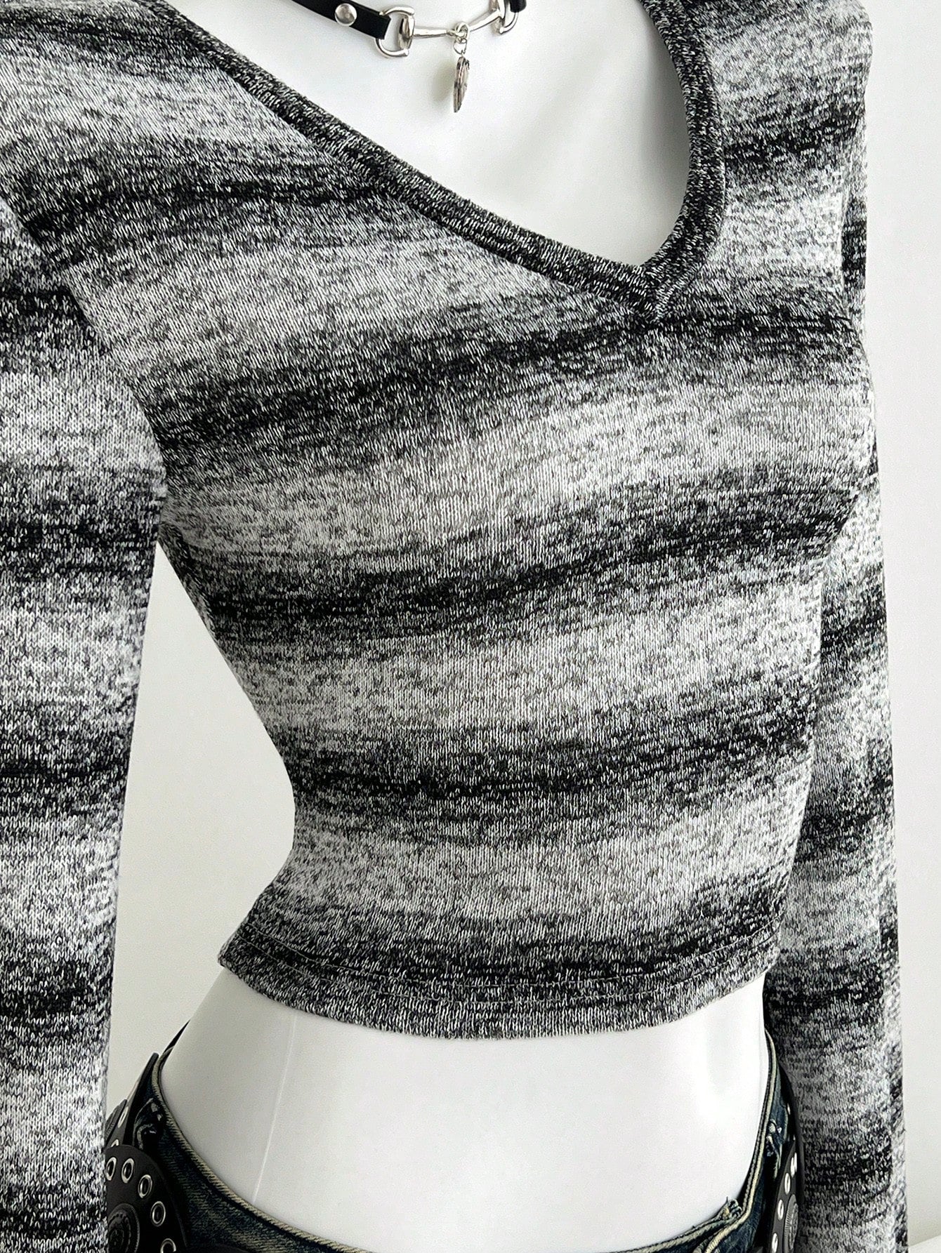 Elamini Camiseta corta de punto de cuello en V ajustada con estampado de rayas en negro y gris, de estilo tie-dye, moda para otoño/invierno, versátil para uso casual, citas, escuela, estilo retro
