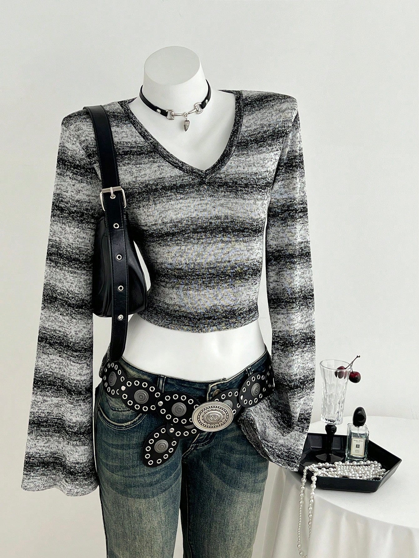 Elamini Camiseta corta de punto de cuello en V ajustada con estampado de rayas en negro y gris, de estilo tie-dye, moda para otoño/invierno, versátil para uso casual, citas, escuela, estilo retro