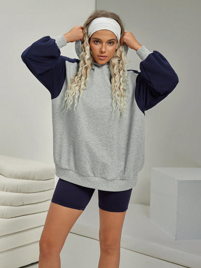 SHEIN VARSITIE Conjunto casual de 2 piezas para mujer con sudadera con capucha en color contrastante y pantalones cortos lisos