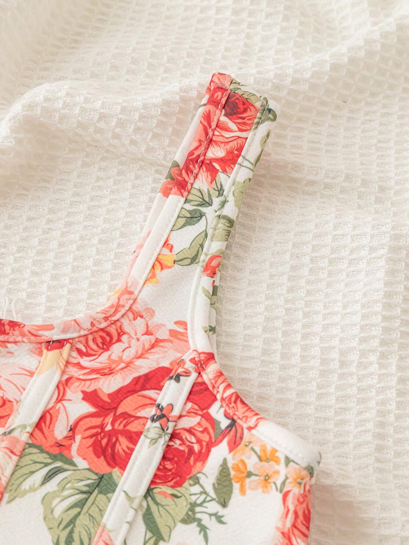 SHEIN VCAY Top De Tanque De Vacaciones Con Dobladillo Asimétrico Y Estampado Floral