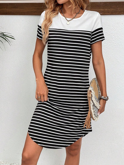 SHEIN VCAY Vestido estilo camiseta con estampado de rayas bajo curvo