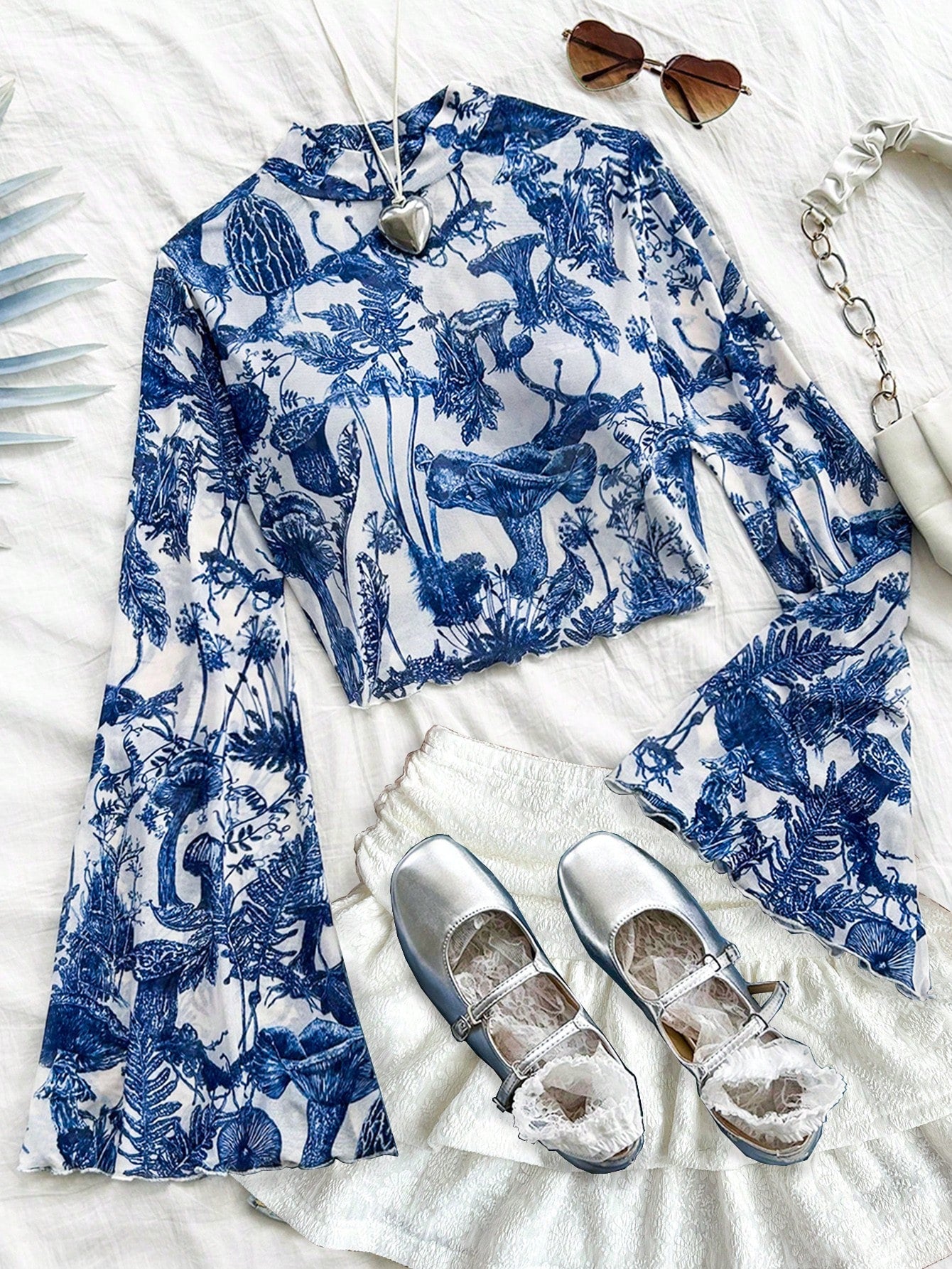 SHEIN WYWH Blusa corta de cuello de tortuga con mangas de campana estampada en azul y blanco, otoño