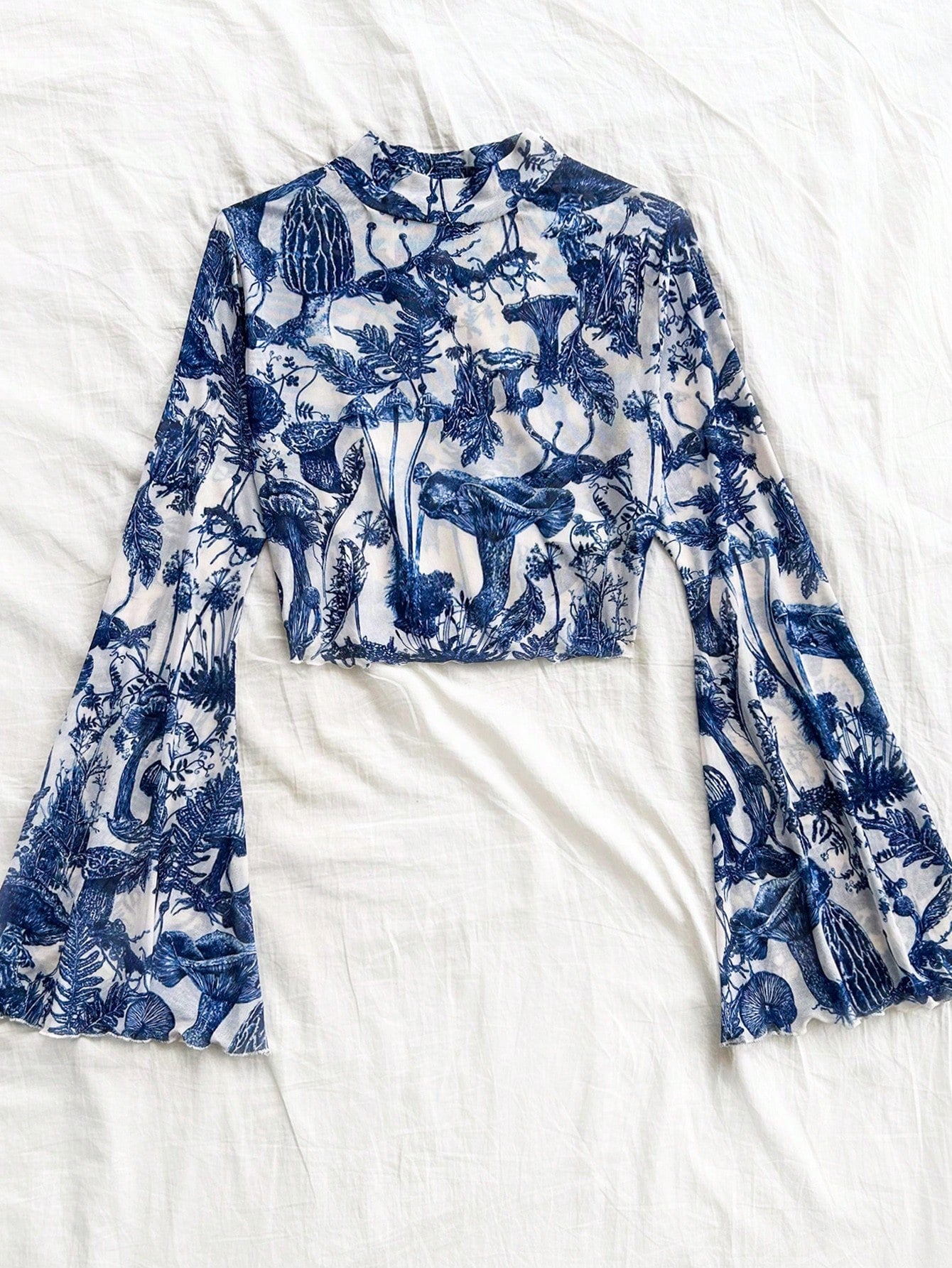 SHEIN WYWH Blusa corta de cuello de tortuga con mangas de campana estampada en azul y blanco, otoño