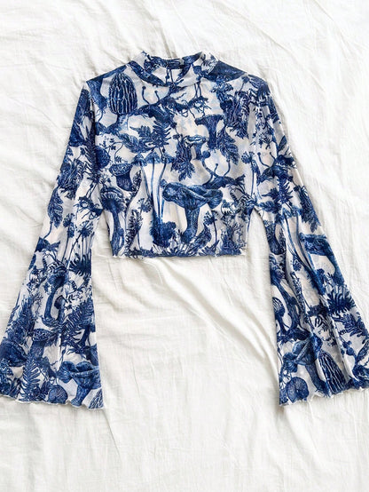 SHEIN WYWH Blusa corta de cuello de tortuga con mangas de campana estampada en azul y blanco, otoño