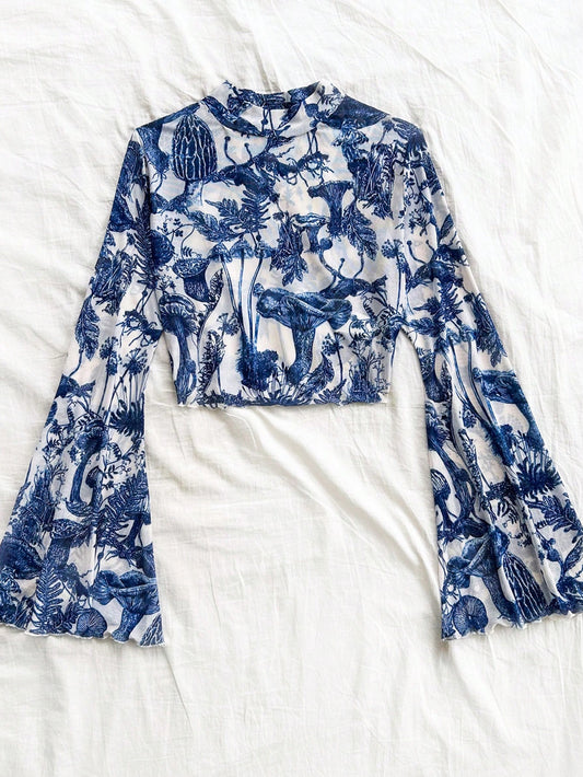 SHEIN WYWH Blusa corta de cuello de tortuga con mangas de campana estampada en azul y blanco, otoño