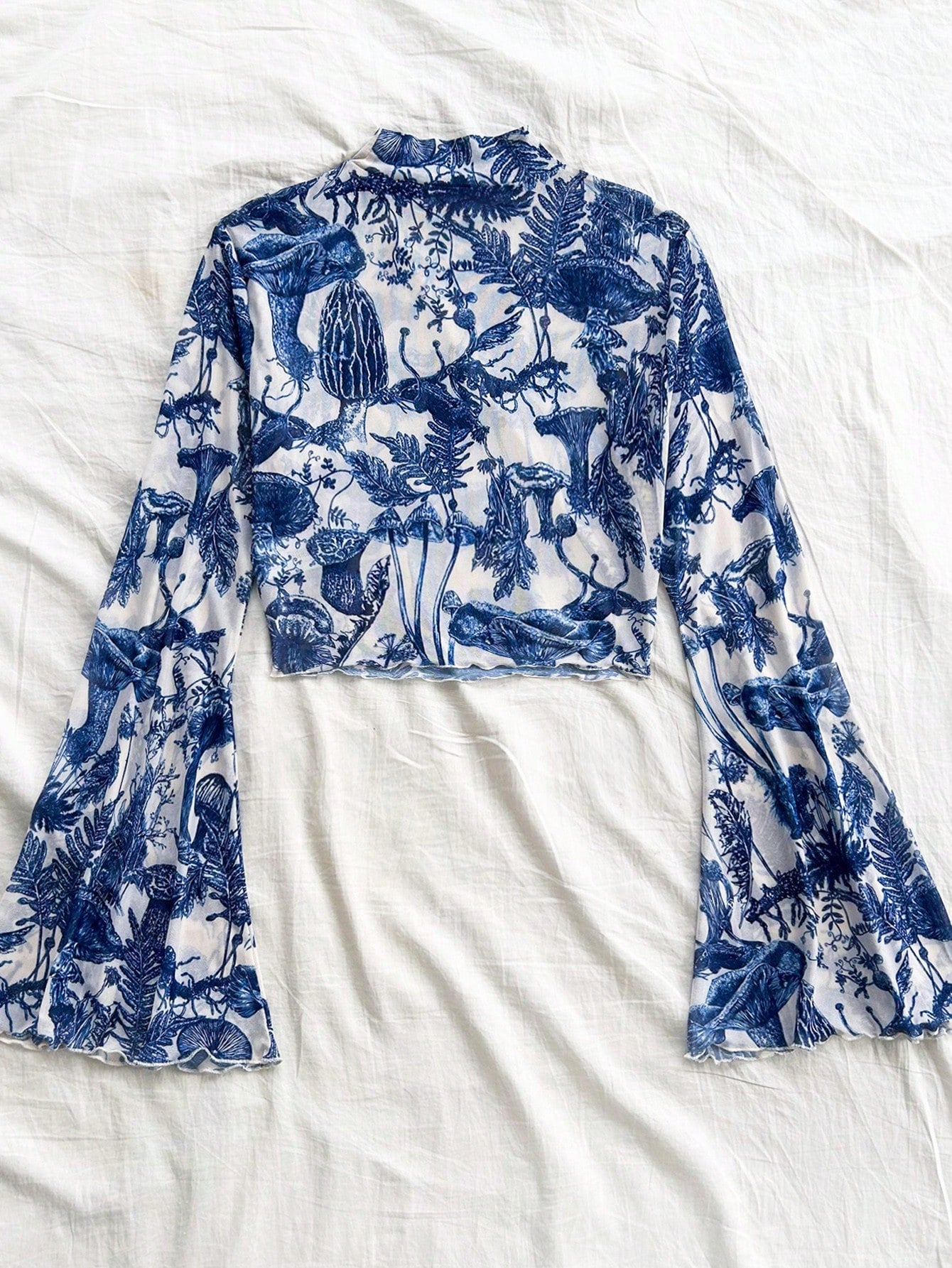 SHEIN WYWH Blusa corta de cuello de tortuga con mangas de campana estampada en azul y blanco, otoño