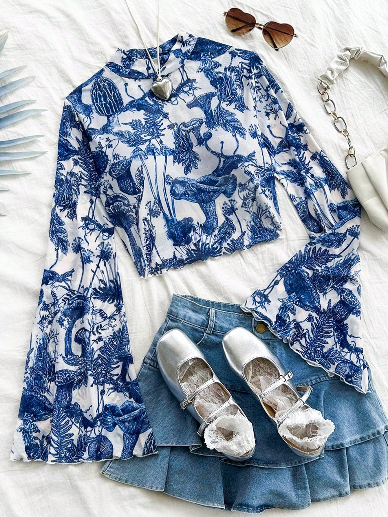 SHEIN WYWH Blusa corta de cuello de tortuga con mangas de campana estampada en azul y blanco, otoño