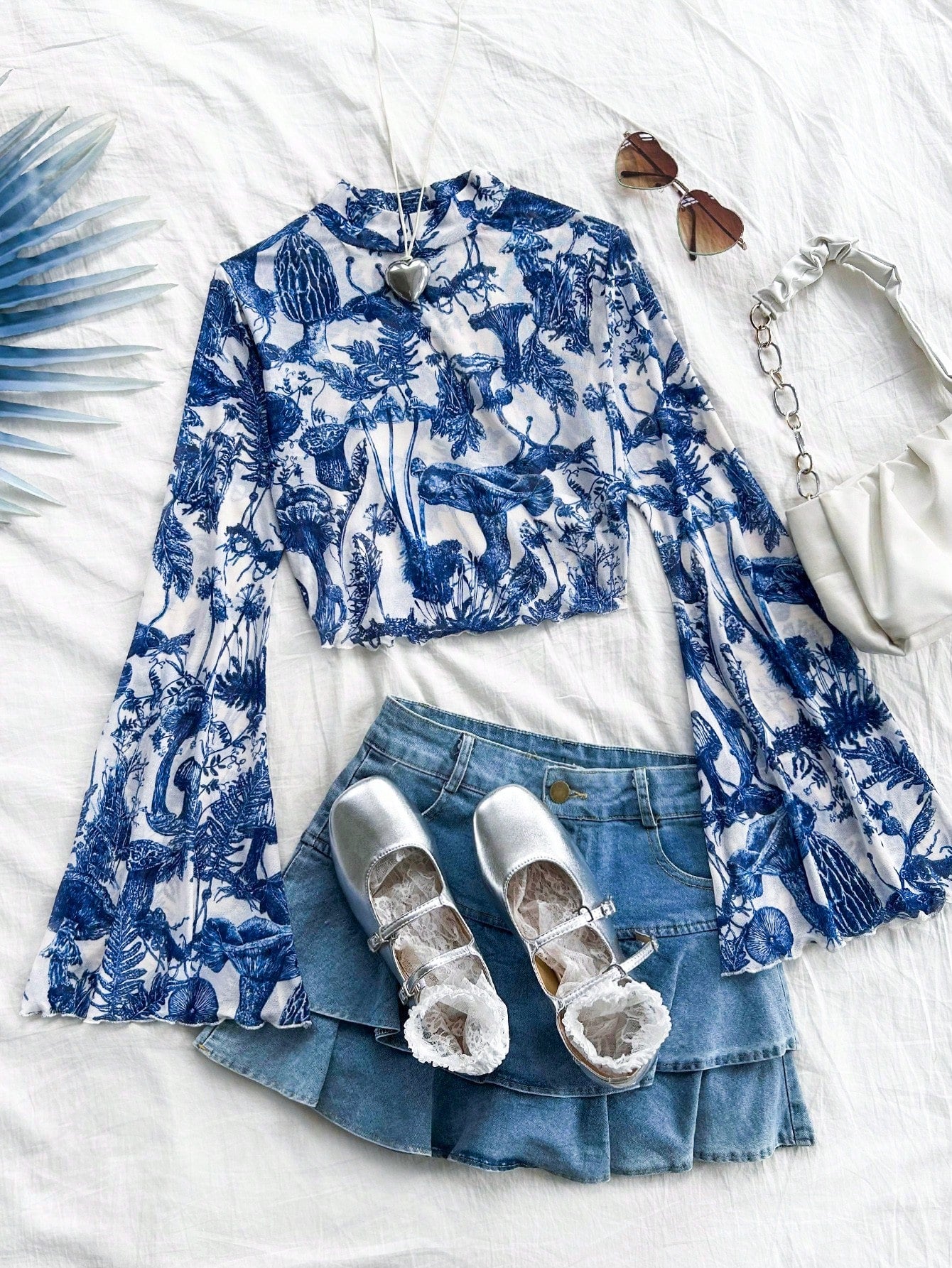 SHEIN WYWH Blusa corta de cuello de tortuga con mangas de campana estampada en azul y blanco, otoño