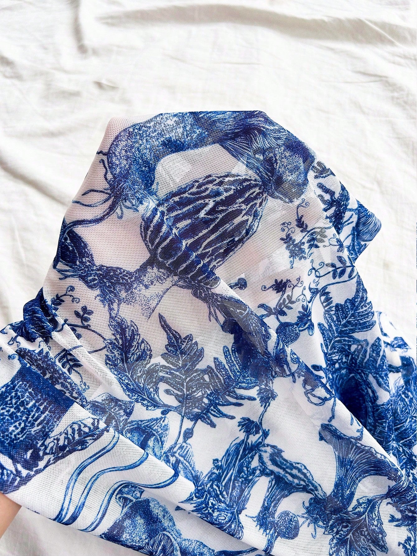 SHEIN WYWH Blusa corta de cuello de tortuga con mangas de campana estampada en azul y blanco, otoño