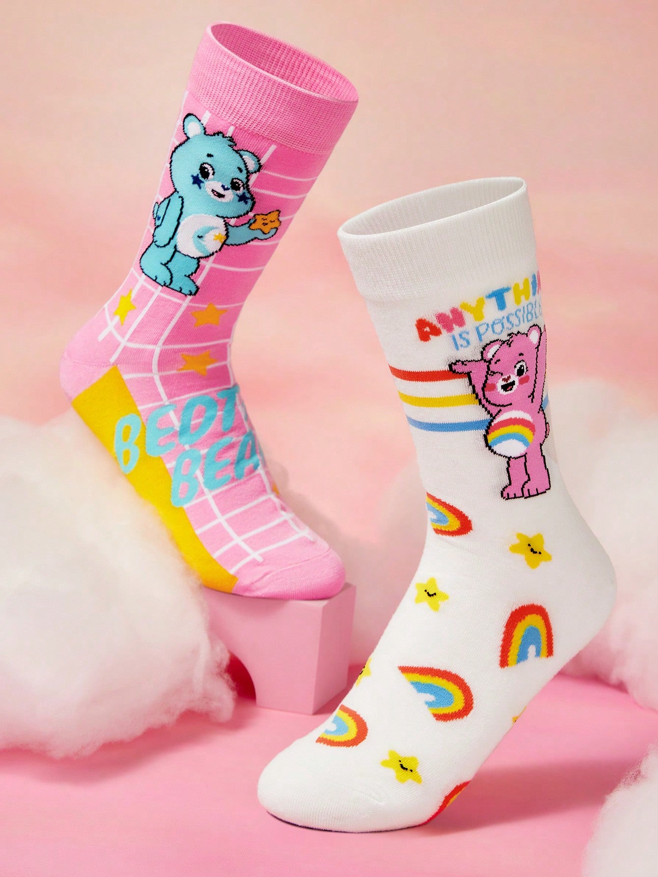SHEIN X Care Bears 2 pares de calcetines de tripulación con estampado de oso de dibujos animados para mujeres
