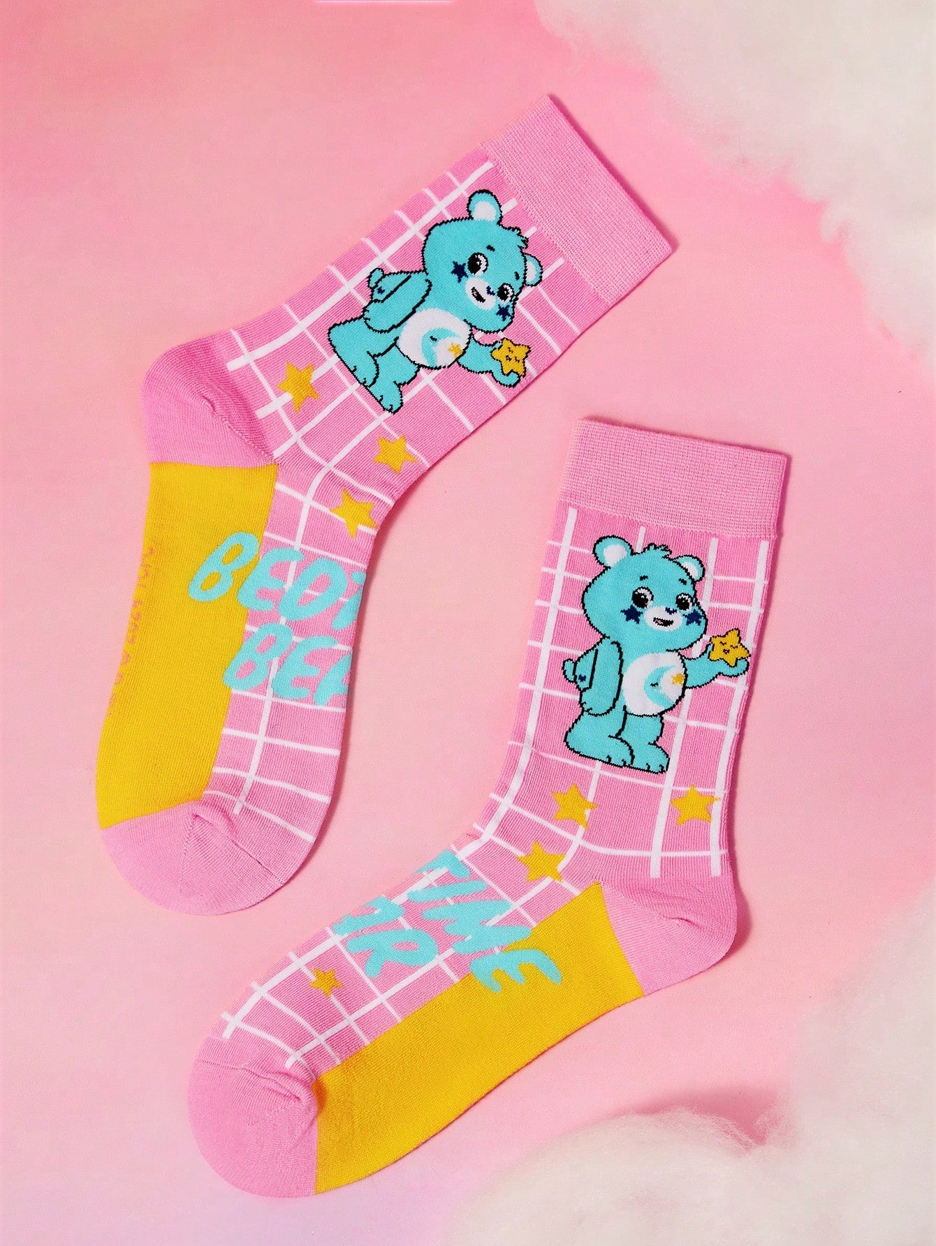 SHEIN X Care Bears 2 pares de calcetines de tripulación con estampado de oso de dibujos animados para mujeres
