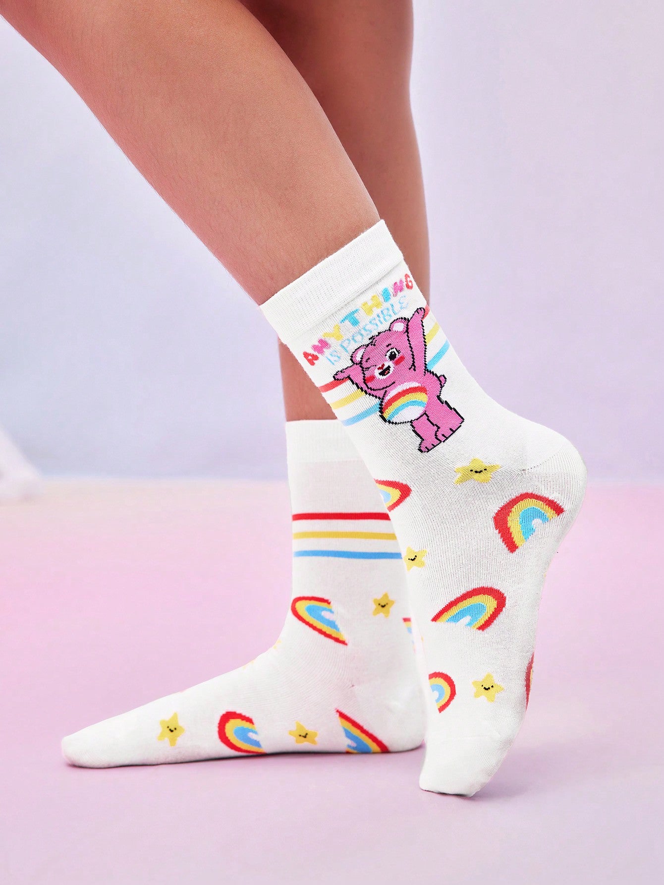 SHEIN X Care Bears 2 pares de calcetines de tripulación con estampado de oso de dibujos animados para mujeres