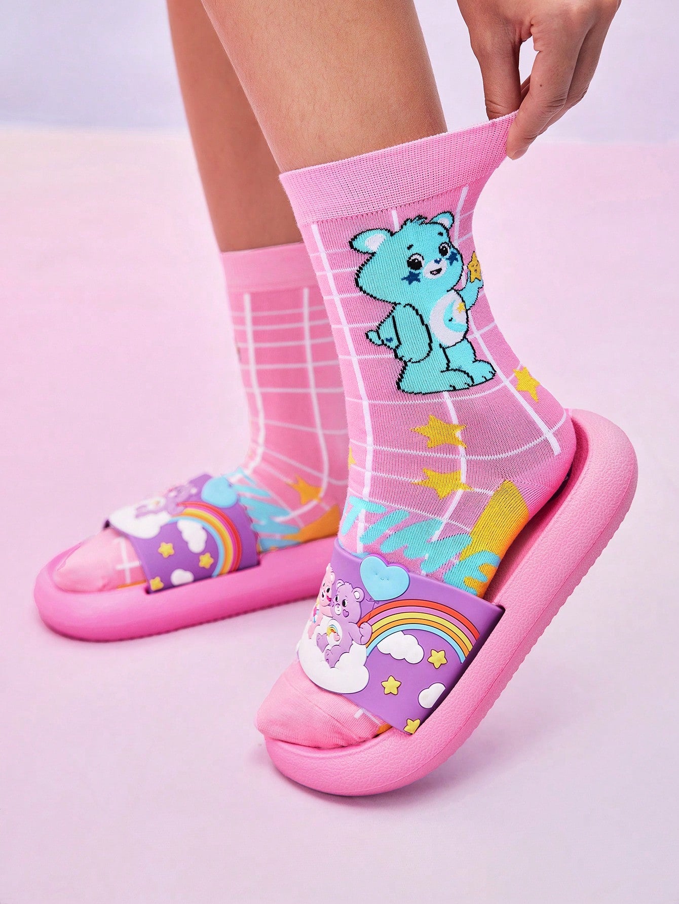 SHEIN X Care Bears 2 pares de calcetines de tripulación con estampado de oso de dibujos animados para mujeres