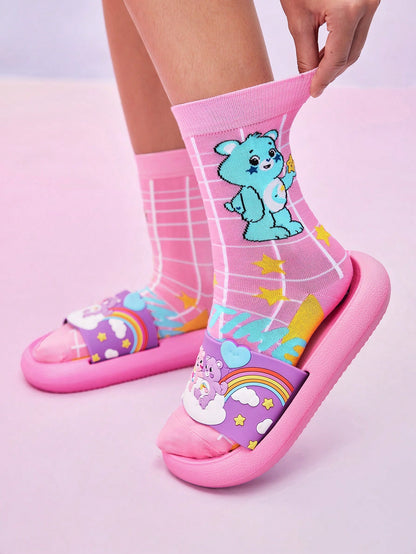 SHEIN X Care Bears 2 pares de calcetines de tripulación con estampado de oso de dibujos animados para mujeres