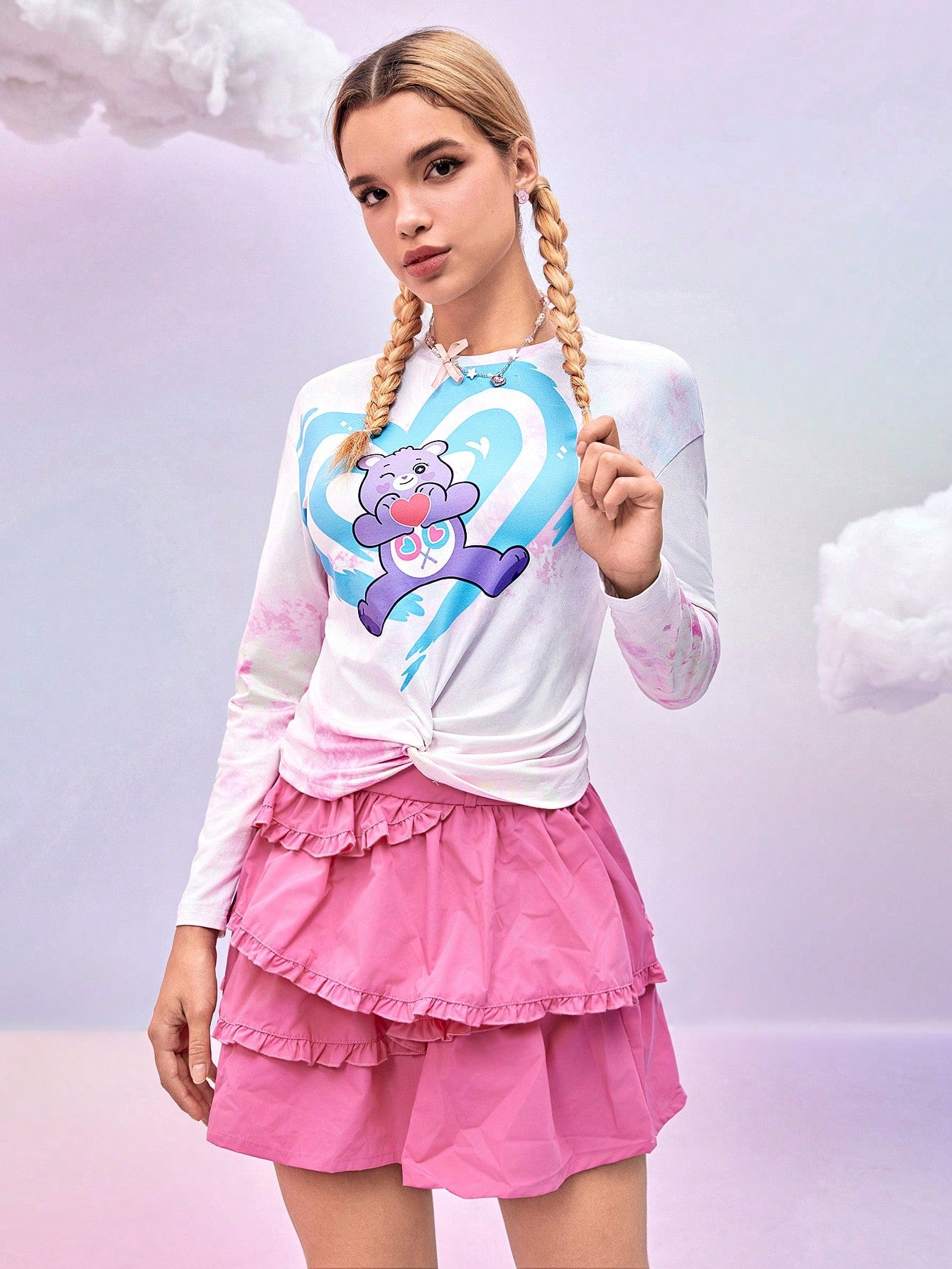 SHEIN X Care Bears DAYDREAMS AND ICE CREAMS 1 pieza Camiseta de manga larga de mujer de hombro caído con estampado de oso de dibujos animados y corazón, con dobladillo torcido, de diseñador