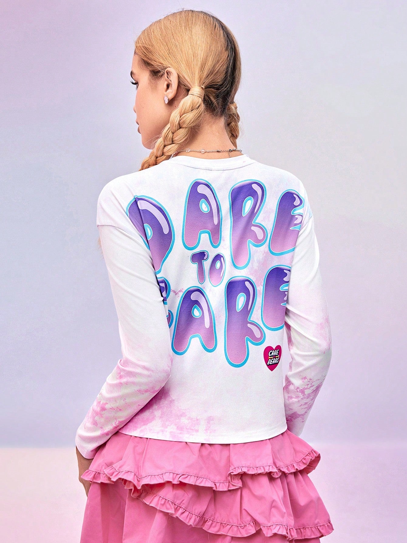 SHEIN X Care Bears DAYDREAMS AND ICE CREAMS 1 pieza Camiseta de manga larga de mujer de hombro caído con estampado de oso de dibujos animados y corazón, con dobladillo torcido, de diseñador
