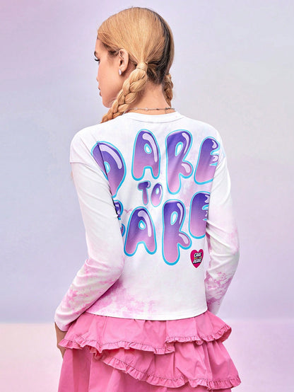 SHEIN X Care Bears DAYDREAMS AND ICE CREAMS 1 pieza Camiseta de manga larga de mujer de hombro caído con estampado de oso de dibujos animados y corazón, con dobladillo torcido, de diseñador