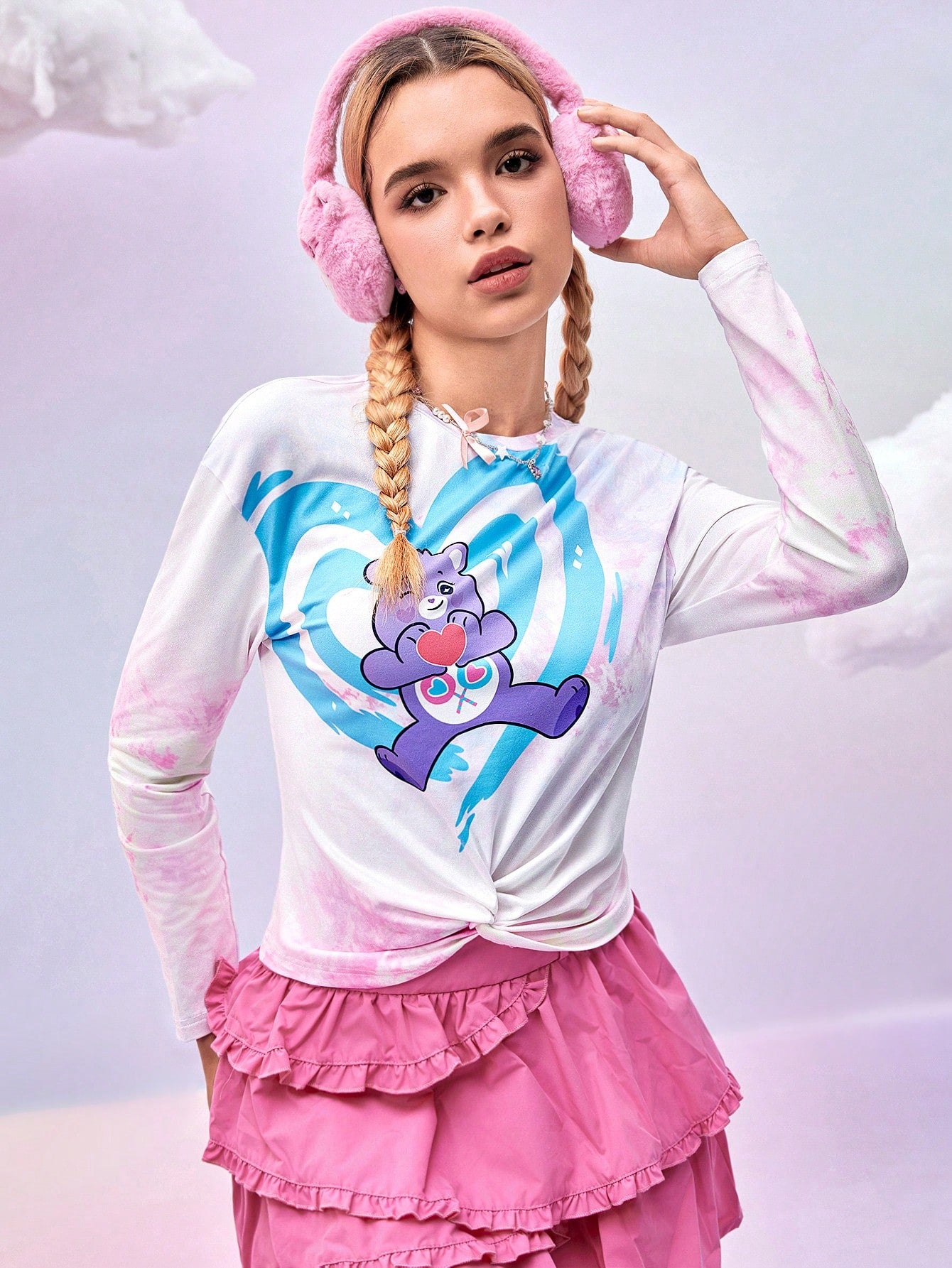 SHEIN X Care Bears DAYDREAMS AND ICE CREAMS 1 pieza Camiseta de manga larga de mujer de hombro caído con estampado de oso de dibujos animados y corazón, con dobladillo torcido, de diseñador