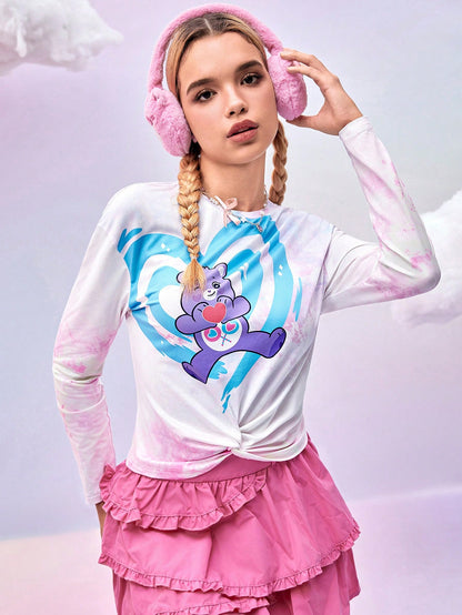 SHEIN X Care Bears DAYDREAMS AND ICE CREAMS 1 pieza Camiseta de manga larga de mujer de hombro caído con estampado de oso de dibujos animados y corazón, con dobladillo torcido, de diseñador