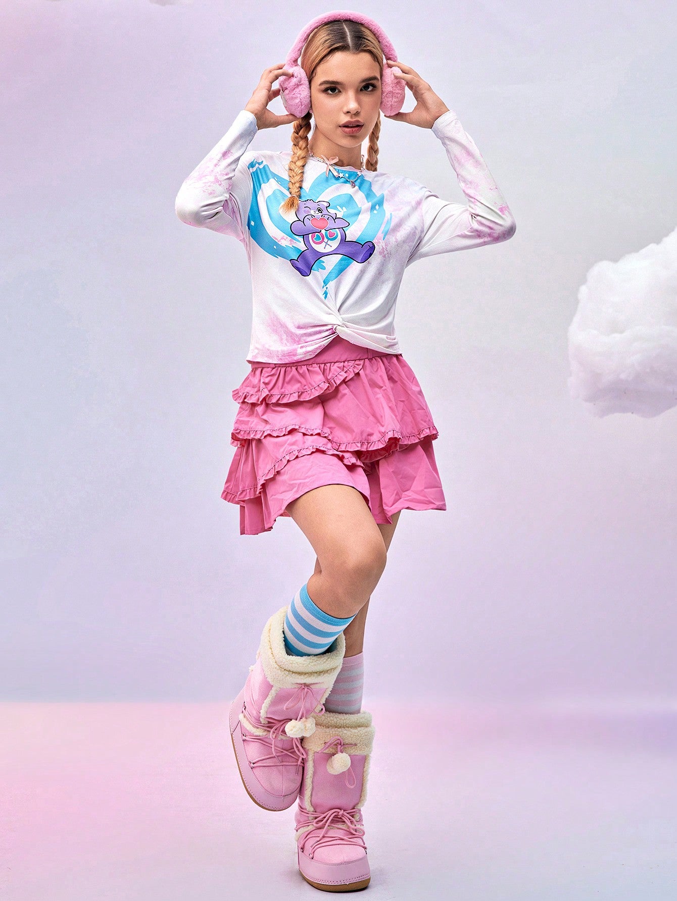 SHEIN X Care Bears DAYDREAMS AND ICE CREAMS 1 pieza Camiseta de manga larga de mujer de hombro caído con estampado de oso de dibujos animados y corazón, con dobladillo torcido, de diseñador