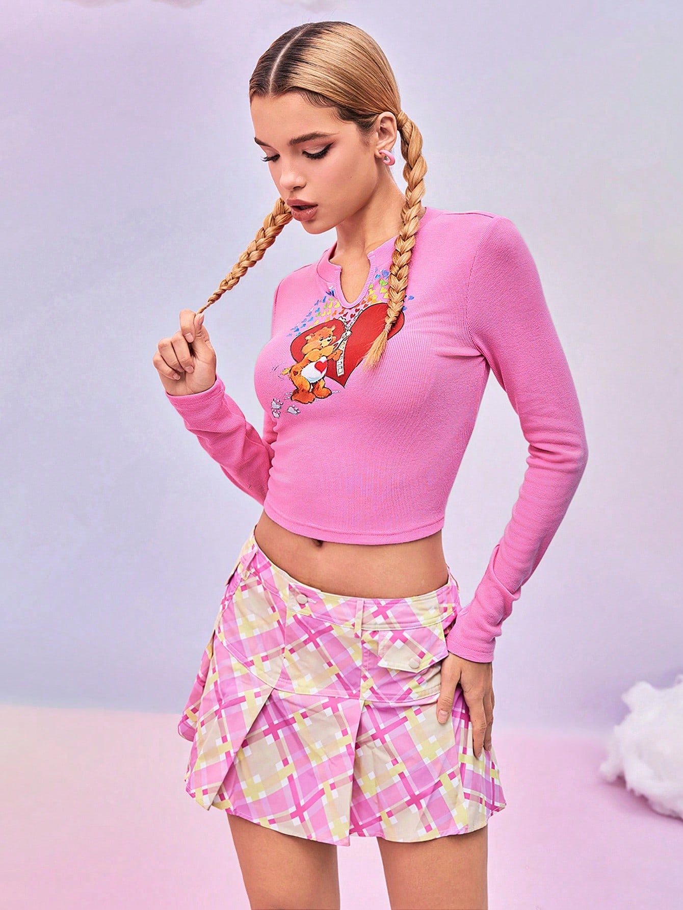 SHEIN X Care Bears FREAK CITY Camiseta corta de manga larga con cuello en V entallada y estampado de dibujos animados de diseñador