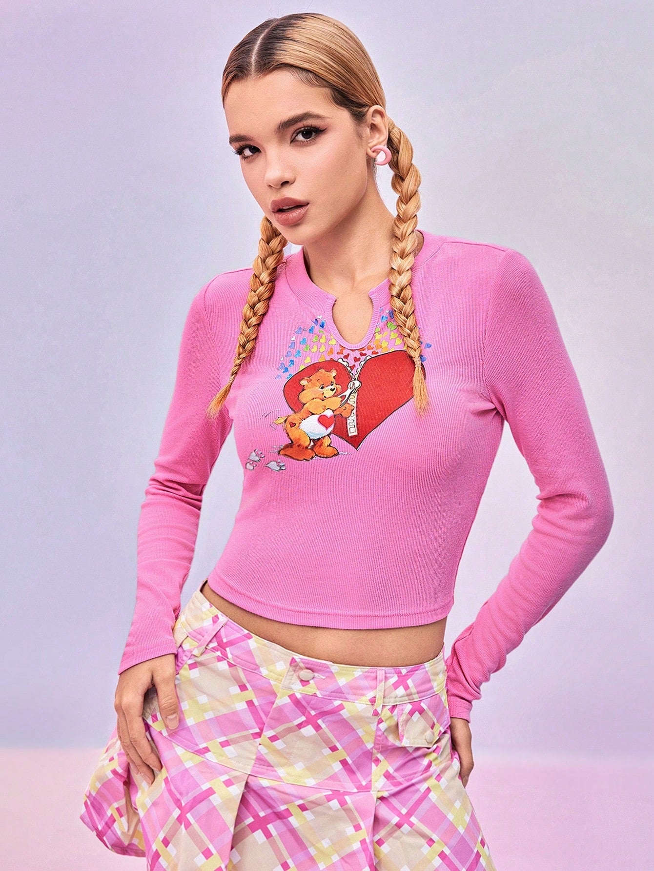 SHEIN X Care Bears FREAK CITY Camiseta corta de manga larga con cuello en V entallada y estampado de dibujos animados de diseñador