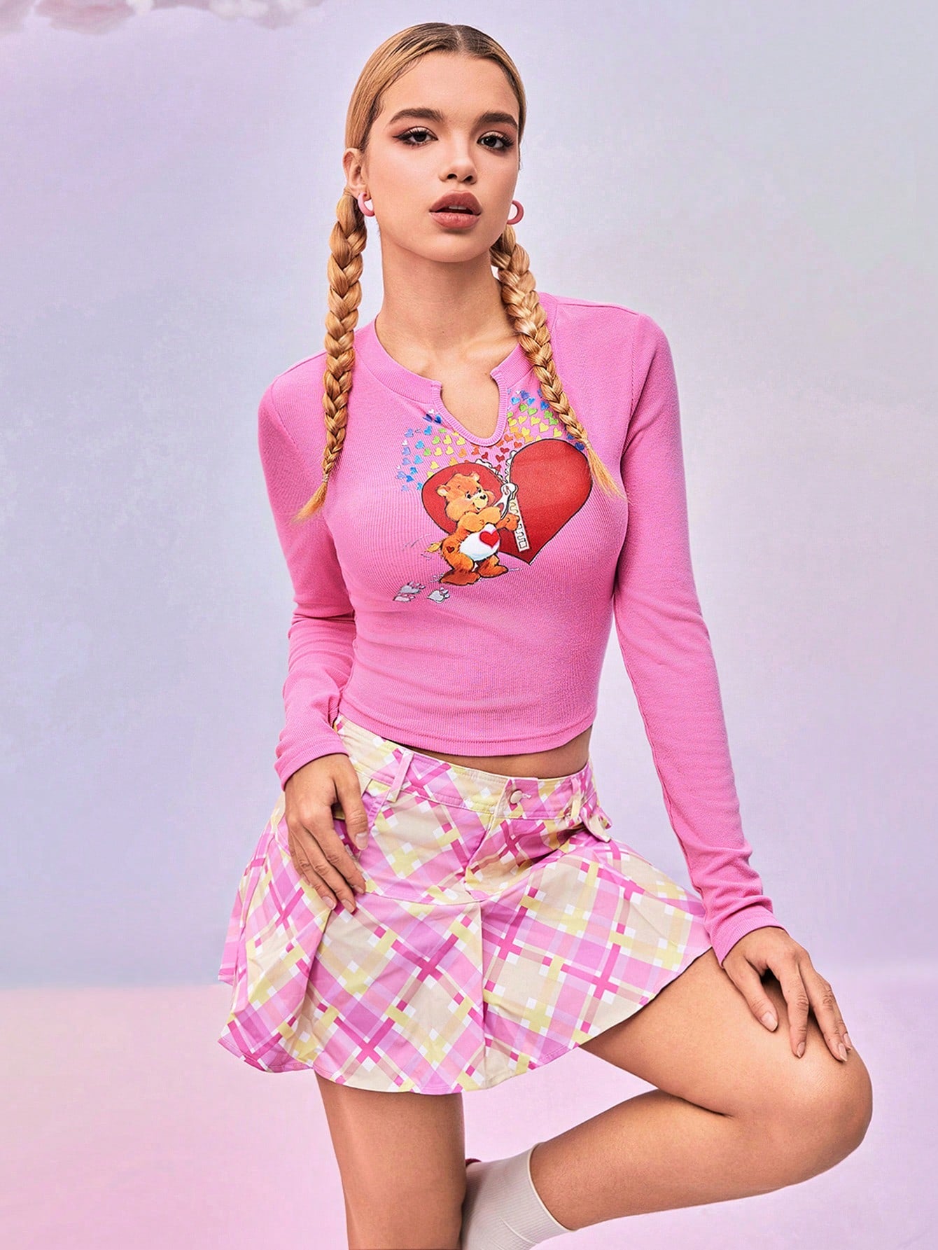 SHEIN X Care Bears FREAK CITY Camiseta corta de manga larga con cuello en V entallada y estampado de dibujos animados de diseñador