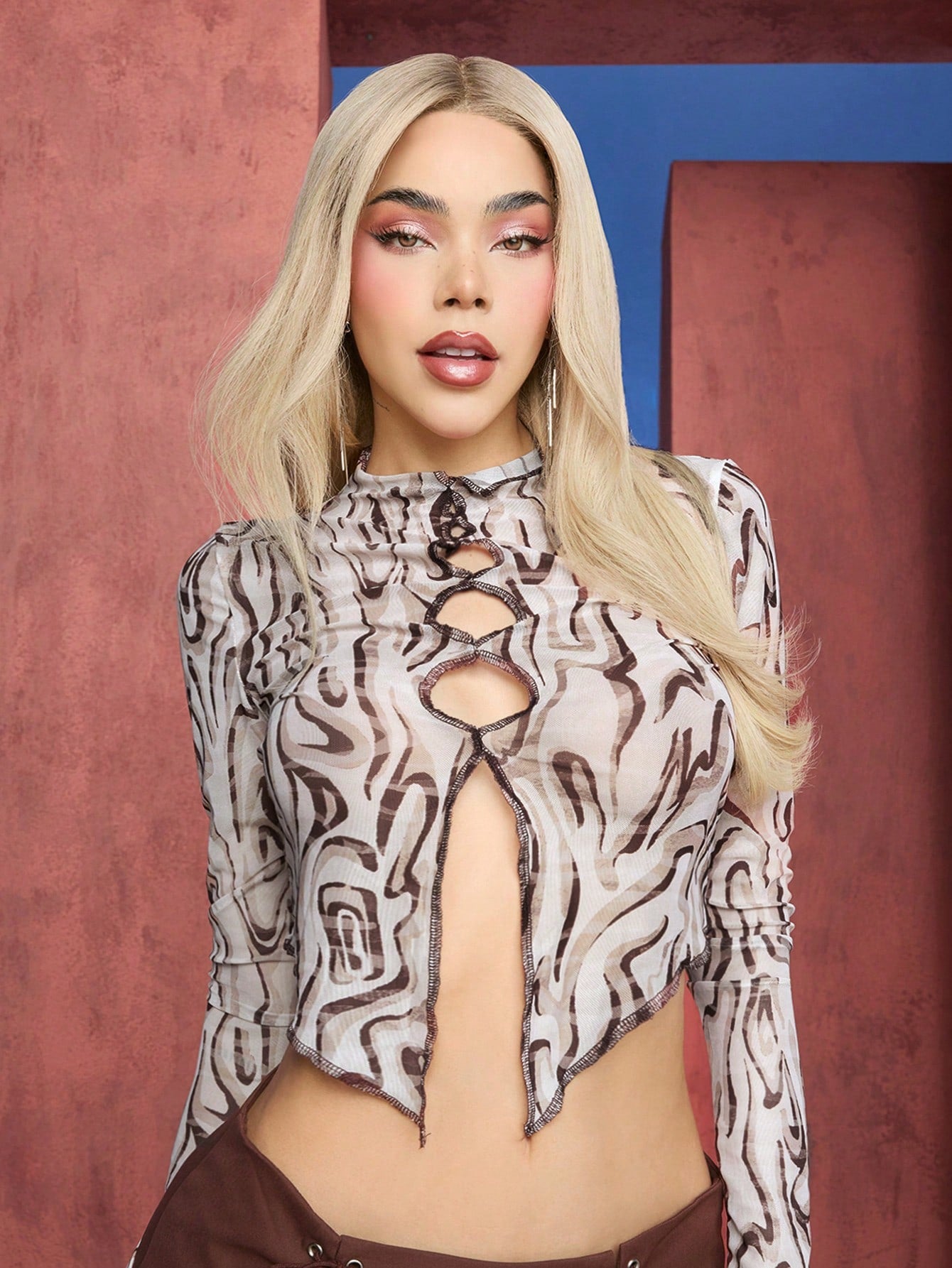 SHEIN X KeniaOs SHEIN ICON Camiseta corta asimétrica con estampado de mármol y abertura