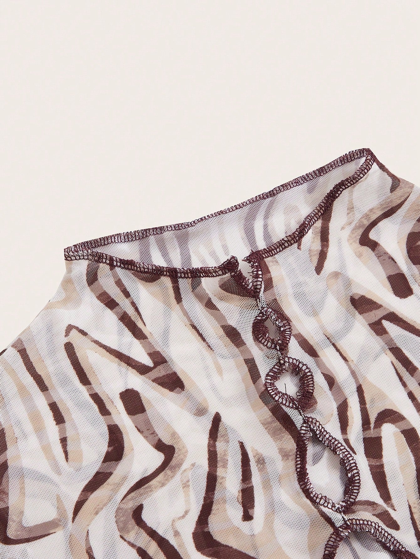 SHEIN X KeniaOs SHEIN ICON Camiseta corta asimétrica con estampado de mármol y abertura