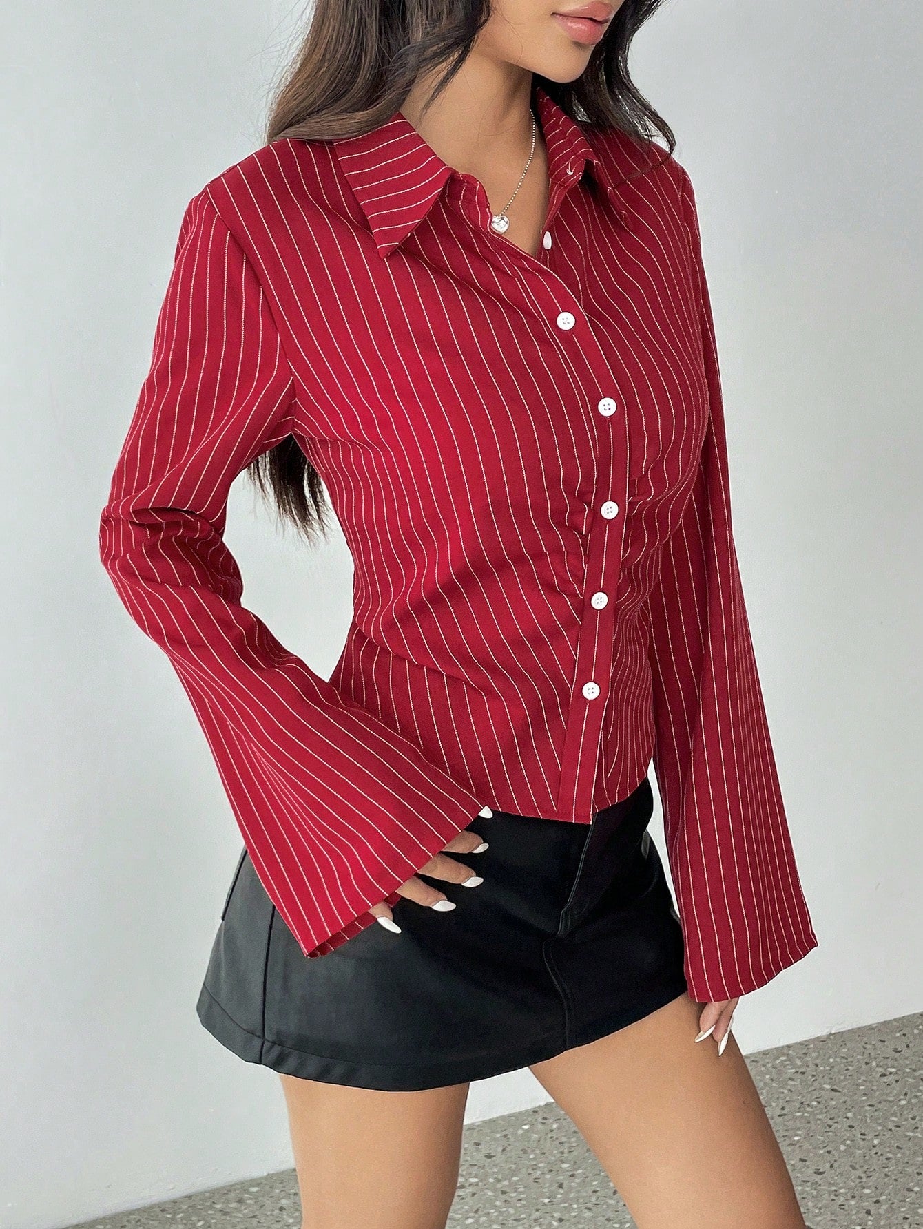 SHEIN X Lucía Bellido Flirla Blusa de mujer de manga larga con volantes y estampado a rayas con botones