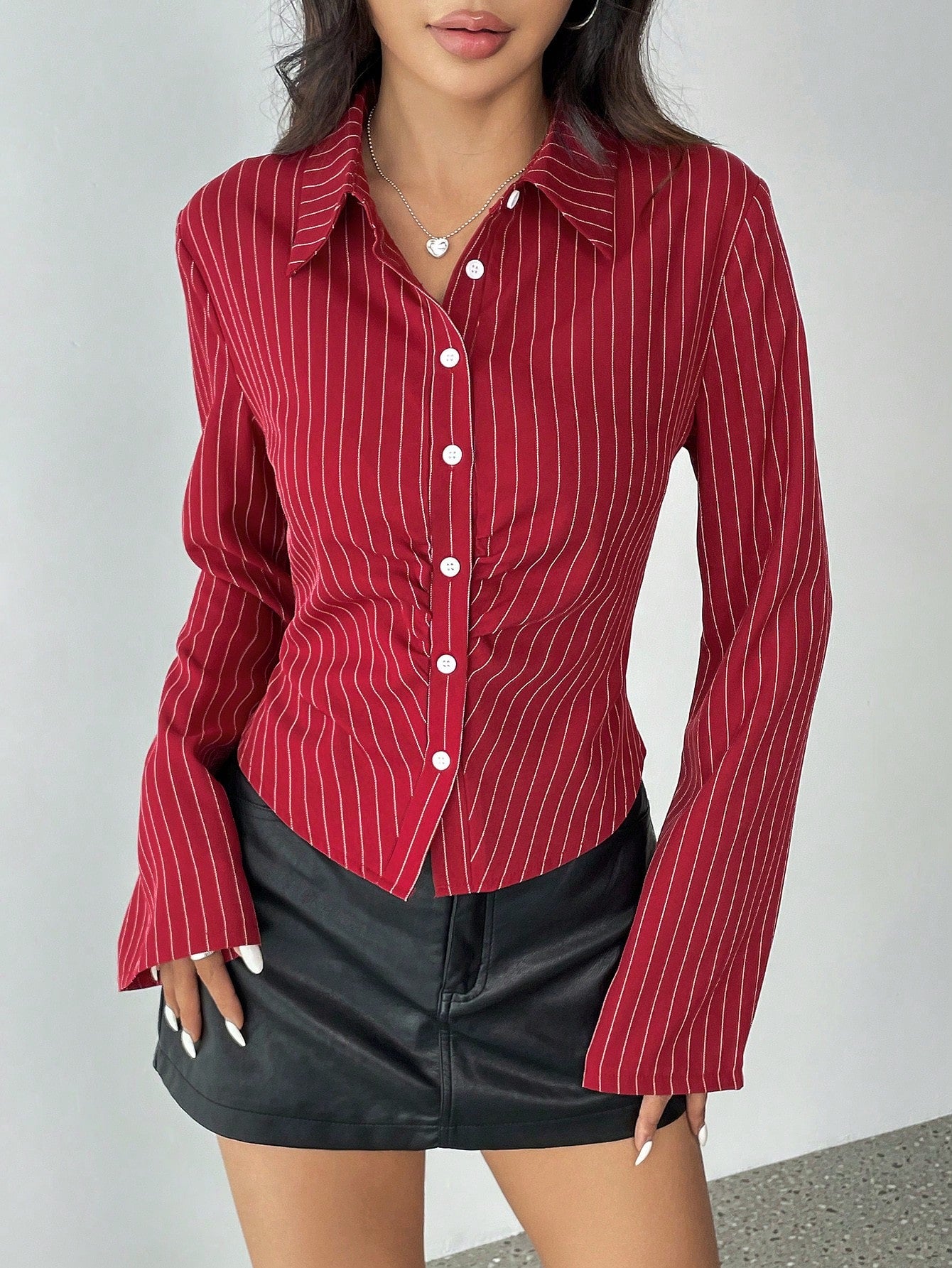 SHEIN X Lucía Bellido Flirla Blusa de mujer de manga larga con volantes y estampado a rayas con botones