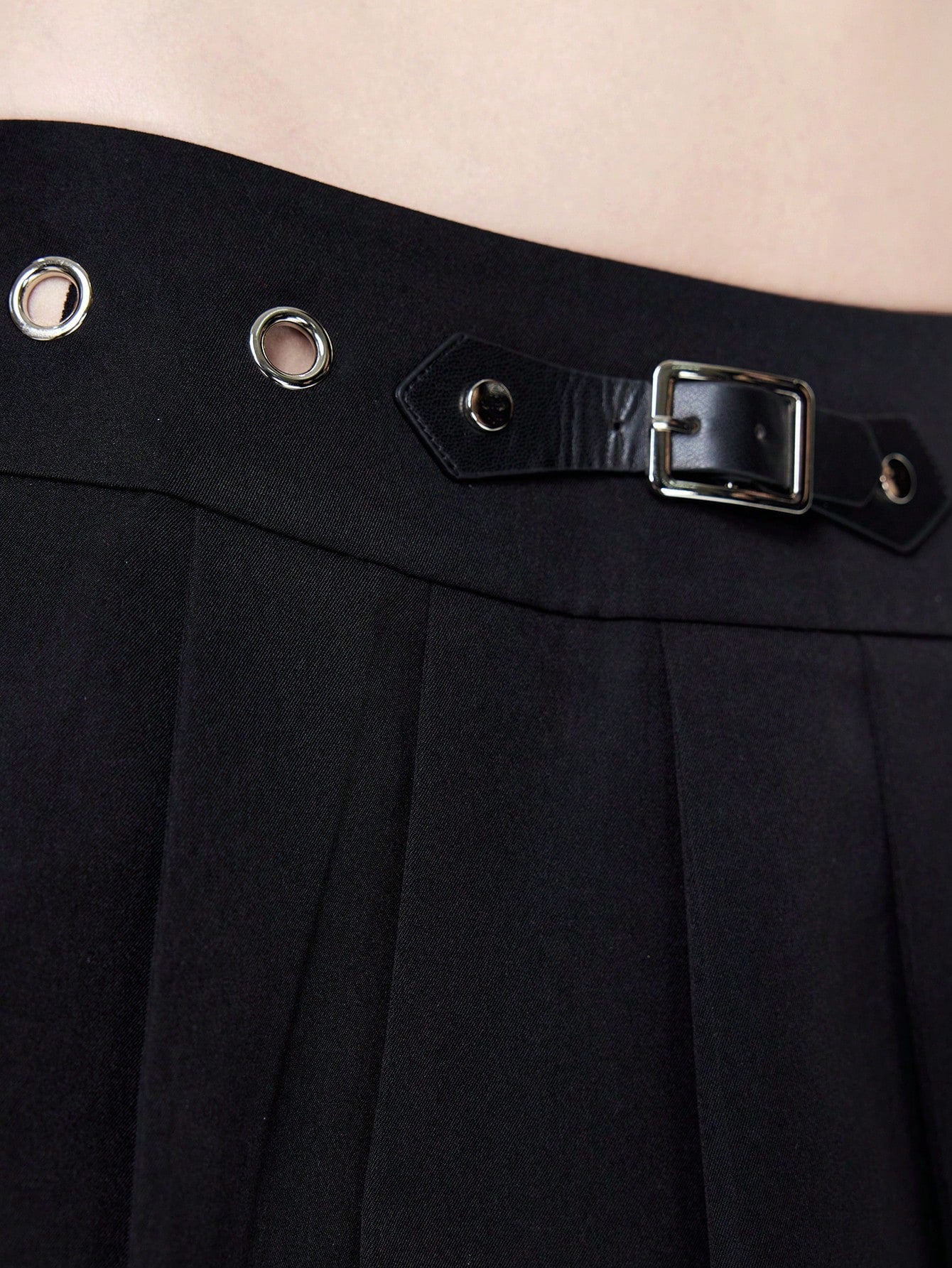 SHEINxHITOMI ROMWE Minifalda plisada con ojetes metálicos de cintura extrabaja, sexy y punk, para mujeres