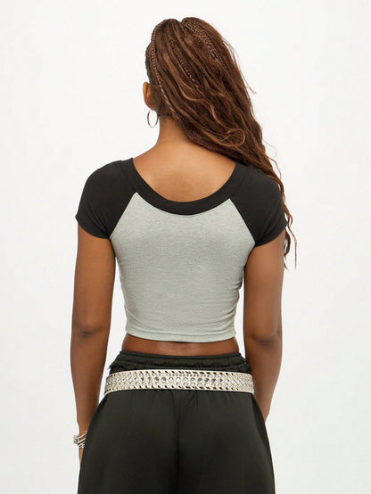 SUMWON WOMEN Camiseta corta de estilo universitario para bebé con estampado gráfico urbano de números, cuello en V, mangas raglán de contraste y manga corta básica para uso casual en verano