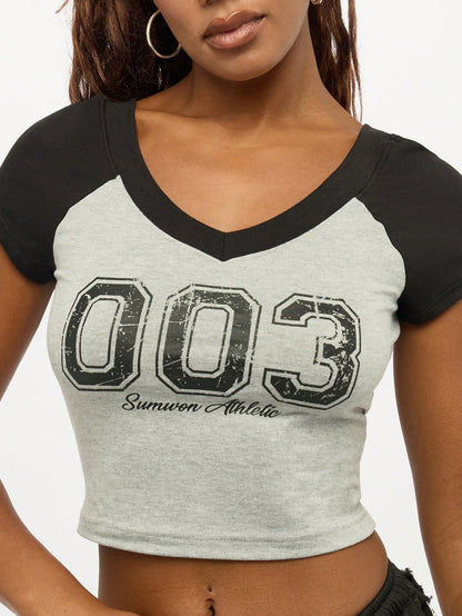 SUMWON WOMEN Camiseta corta de estilo universitario para bebé con estampado gráfico urbano de números, cuello en V, mangas raglán de contraste y manga corta básica para uso casual en verano