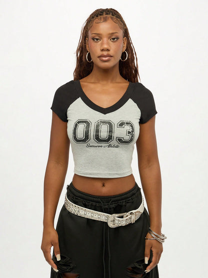 SUMWON WOMEN Camiseta corta de estilo universitario para bebé con estampado gráfico urbano de números, cuello en V, mangas raglán de contraste y manga corta básica para uso casual en verano