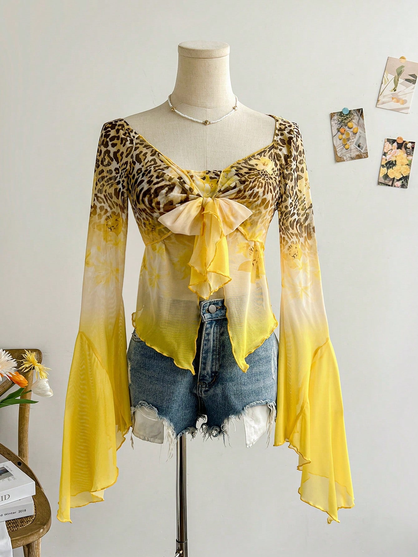 Soleia Blusa de escote en V asimétrico con hombro abierto, con volantes, de punto de malla con estampado de leopardo y flores, para vacaciones