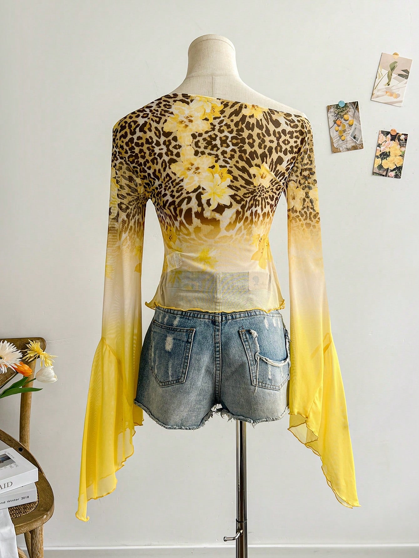 Soleia Blusa de escote en V asimétrico con hombro abierto, con volantes, de punto de malla con estampado de leopardo y flores, para vacaciones