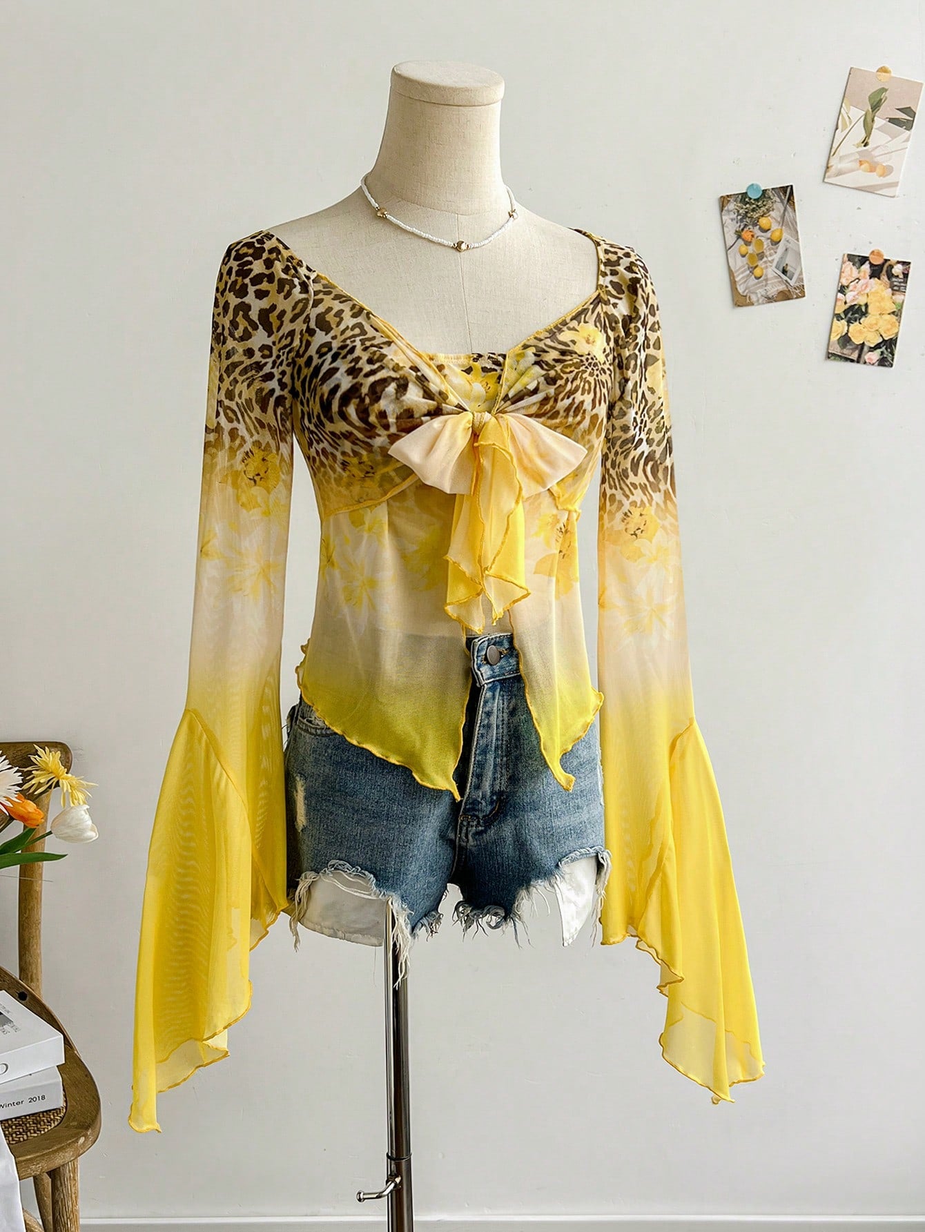 Soleia Blusa de escote en V asimétrico con hombro abierto, con volantes, de punto de malla con estampado de leopardo y flores, para vacaciones