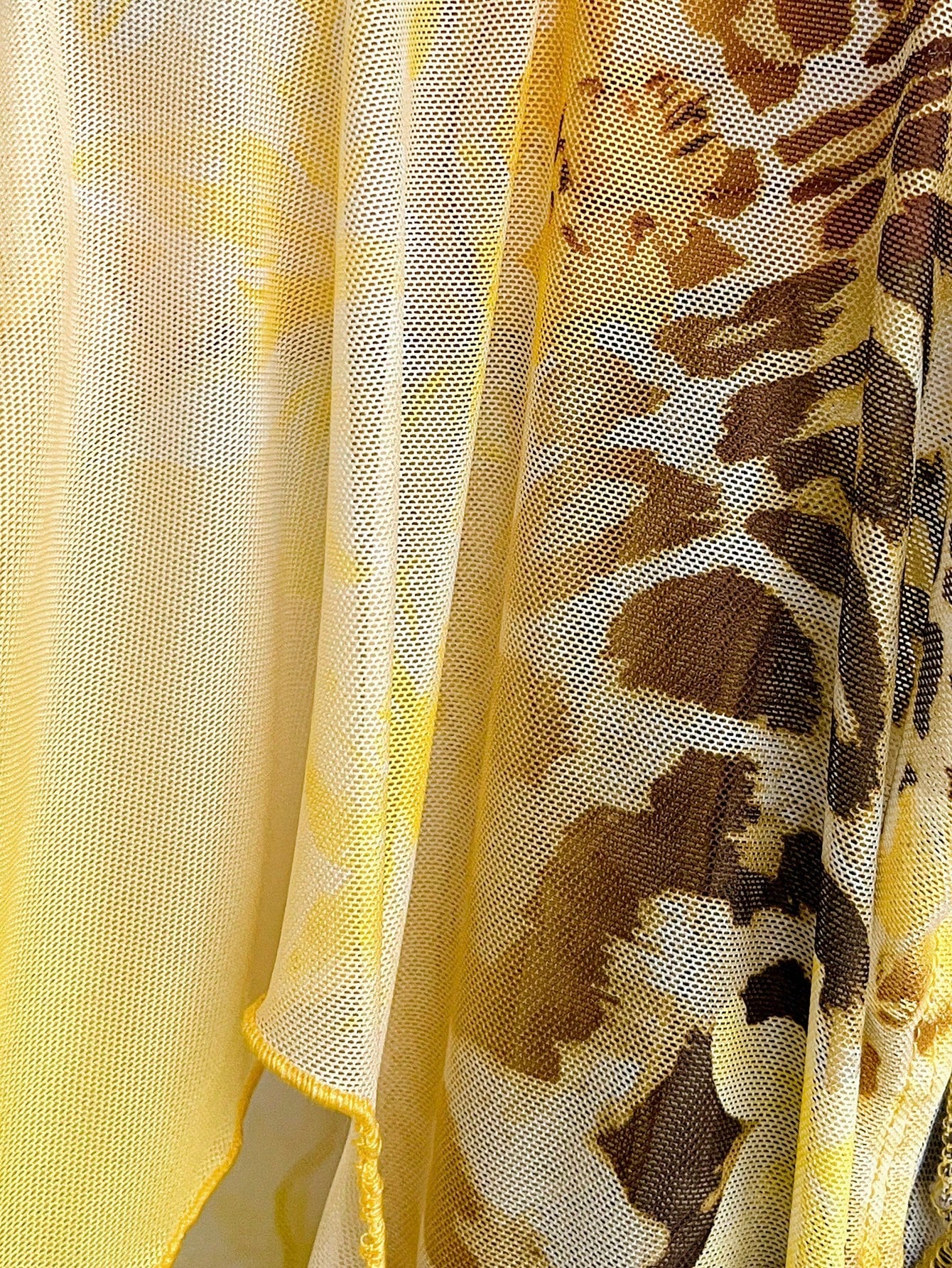 Soleia Blusa de escote en V asimétrico con hombro abierto, con volantes, de punto de malla con estampado de leopardo y flores, para vacaciones