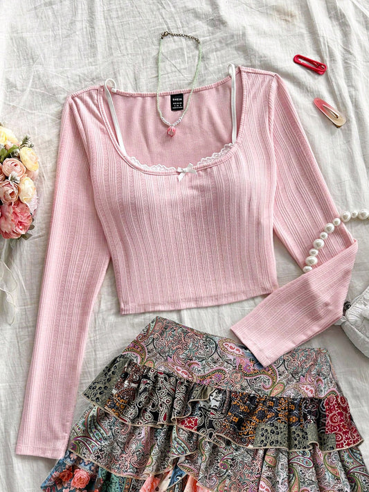 Soleia Camiseta de punto de manga larga con textura, cuello de pico y detalle de encaje simulado en capas, en color rosa de moda, para vacaciones de mujer