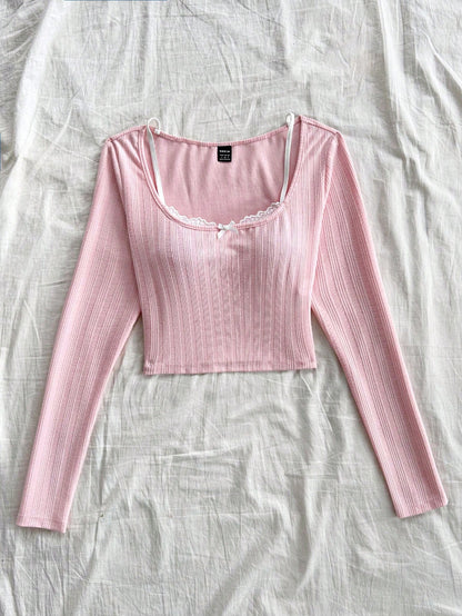 Soleia Camiseta de punto de manga larga con textura, cuello de pico y detalle de encaje simulado en capas, en color rosa de moda, para vacaciones de mujer