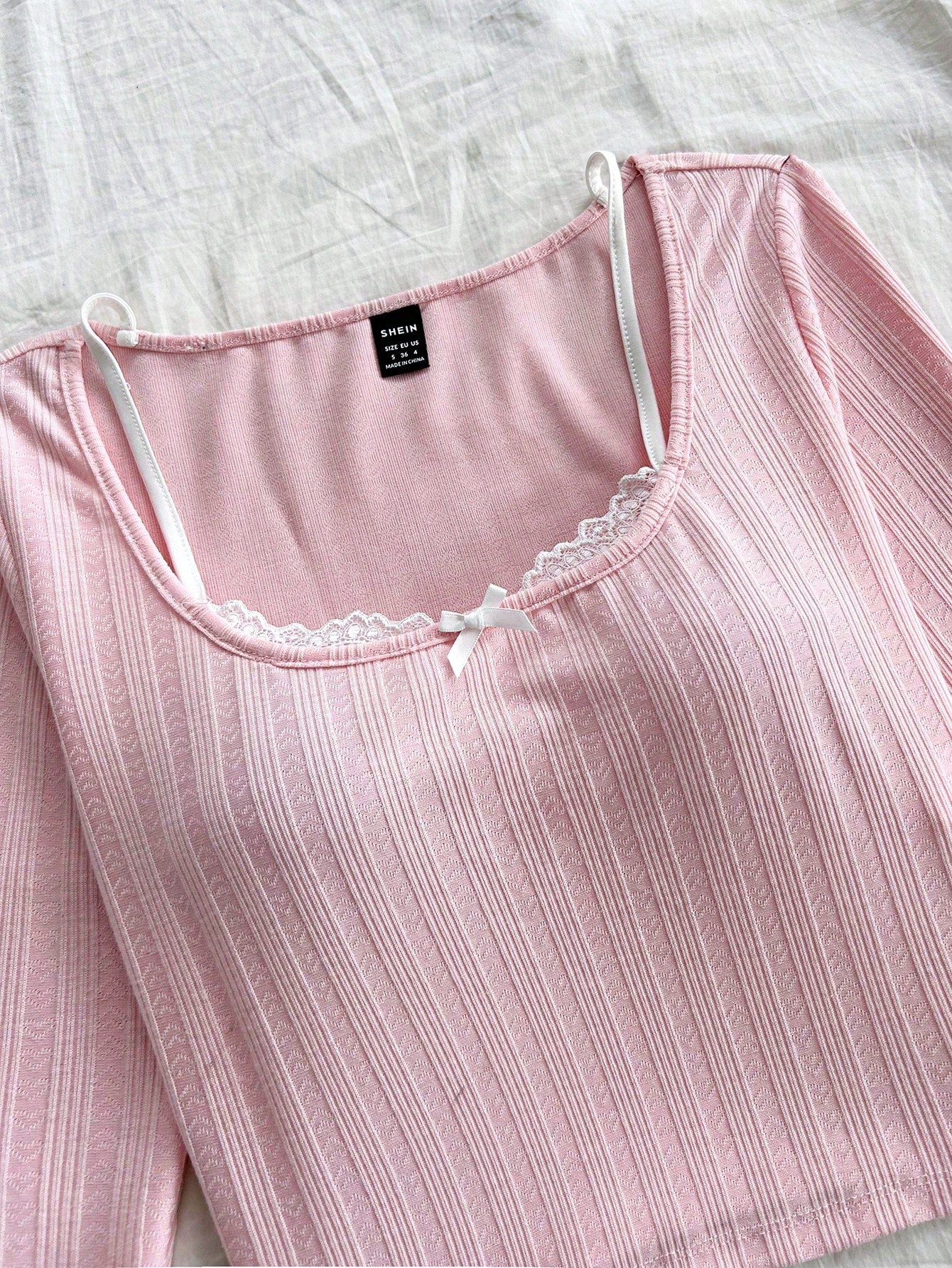 Soleia Camiseta de punto de manga larga con textura, cuello de pico y detalle de encaje simulado en capas, en color rosa de moda, para vacaciones de mujer